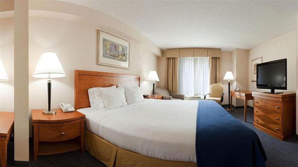 Holiday Inn Express Richmond-Brandermill-Hull Street By Ihg מראה חיצוני תמונה