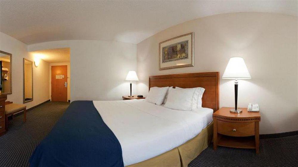 Holiday Inn Express Richmond-Brandermill-Hull Street By Ihg מראה חיצוני תמונה